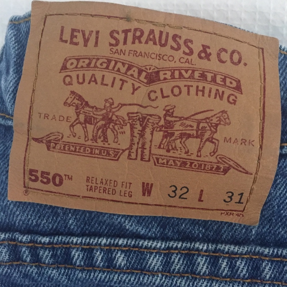 LEVI’S Medium Wash Mom Jeans